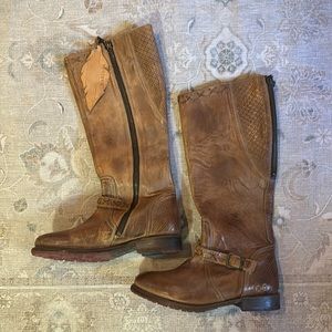 BedStu about knee high boots and new condition.